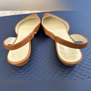 Size 7, flat sling back shoe. Very comfortable, soft leather.